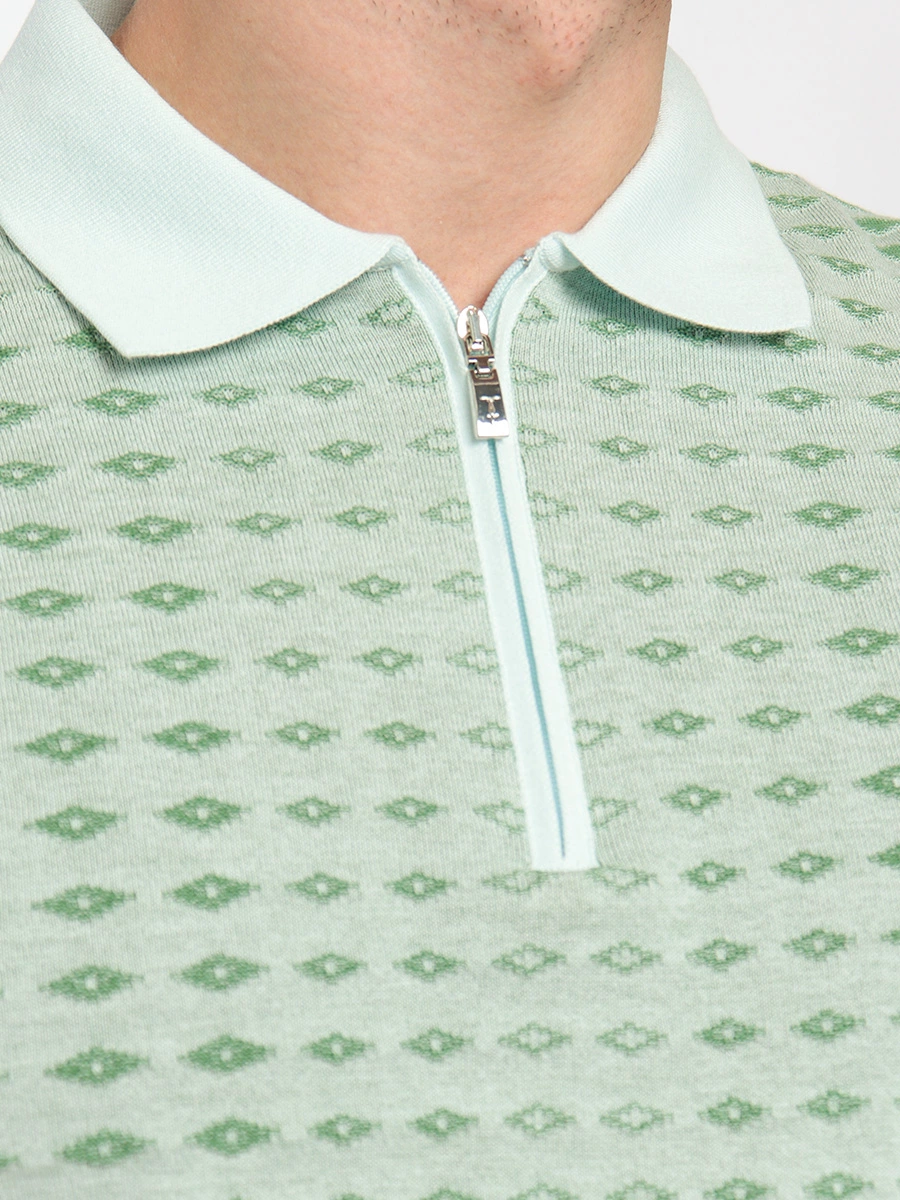 Зеленое поло с фактурным принтом